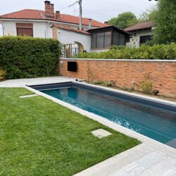 piscina con tv